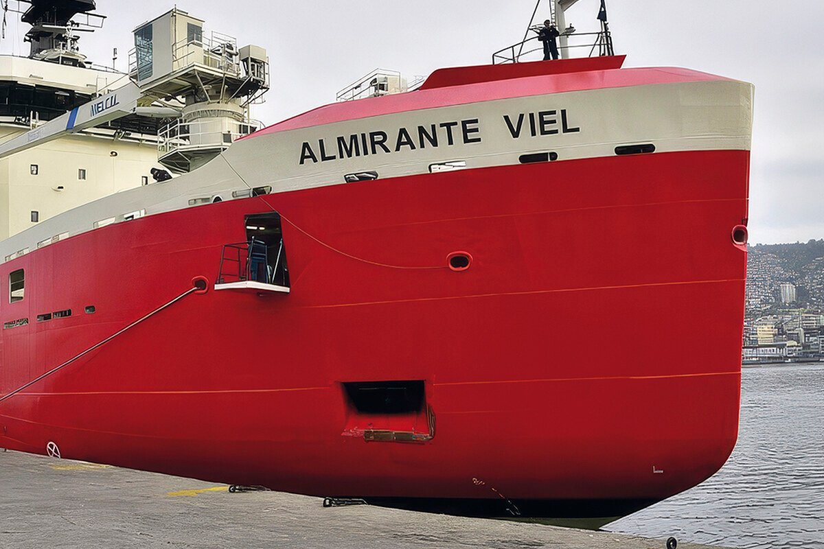 Rompehielos Almirante Viel en puerto