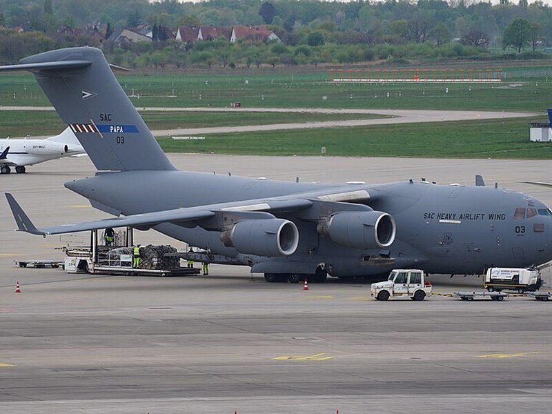 Un avión de transporte militar de Estados Unidos aterrizó en Moscú sin que se informara el motivo