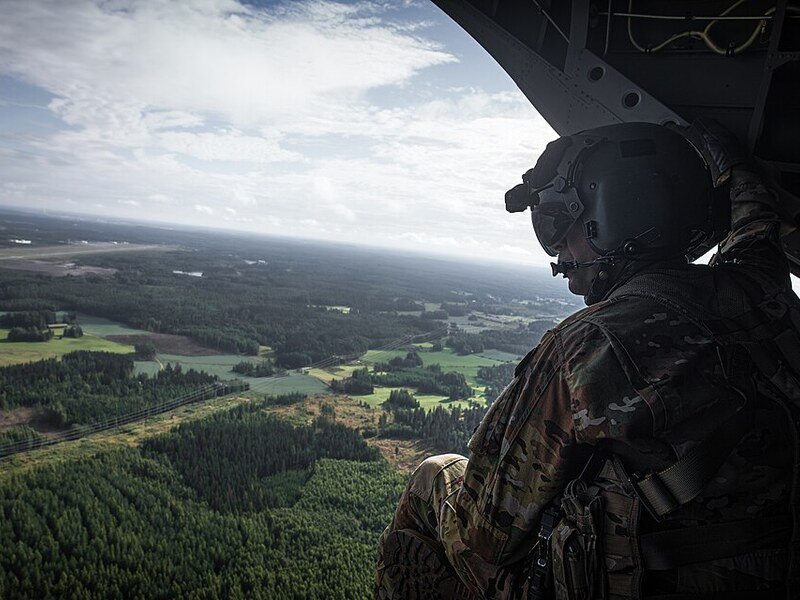 Ingeniero de vuelo de un helicóptero CH-47 Chinook realiza vigilancia del espacio aéreo finlandés, el 4 de agosto de 2022.