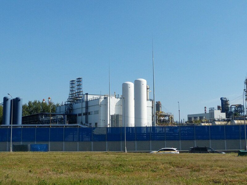 Ataque ucraniano con VANT impacta refinería en Moscú