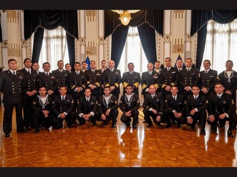 El Comandante en Jefe de la Armada de Chile, almirante Fernando Cabrera, junto a los integrantes de las dotaciones antárticas correspondientes al período 2026-2027, durante la ceremonia de despedida en Valparaíso.