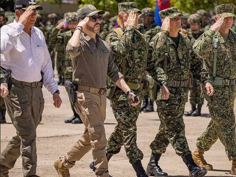 El presidente de Colombia, Abelardo De la Espriella, junto a integrantes de las Fuerzas Militares durante la ceremonia de activación de la Fuerza de Tarea Conjunta Urano, realizada en Valledupar.