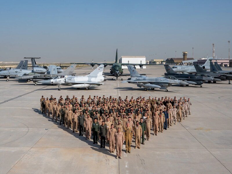 Tripulaciones aéreas de 10 países diferentes, junto con 12 aeronaves, posan para una foto de grupo tras participar en el ejercicio Desert Flag 2024, organizado por los Emiratos Árabes Unidos. Entre los países participantes se encuentran Arabia Saudita y T
