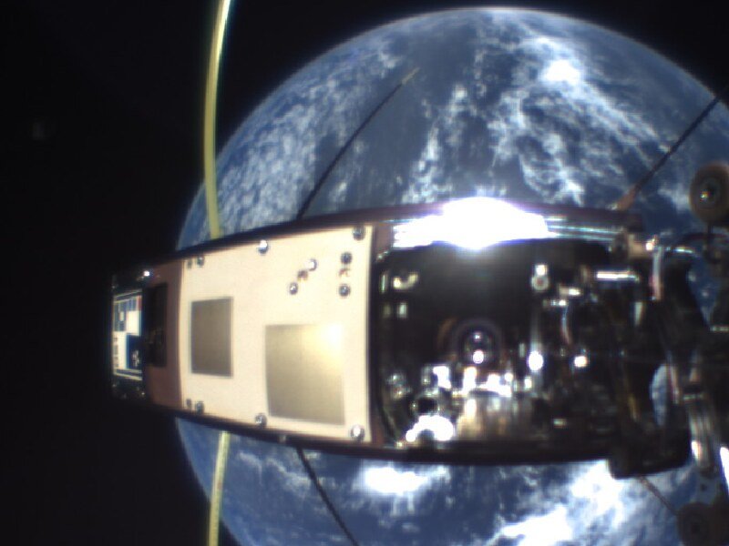 La misión principal del Buccaneer, utilizando su sistema secundario: la antena orientable y el sistema de imágenes terrestres.