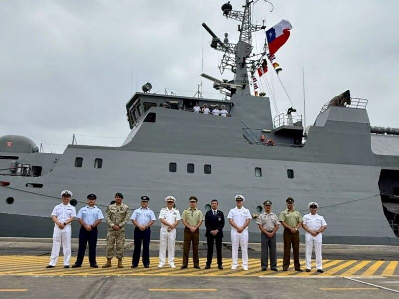 Miembros de la tripulación del Patrullero de Zona Marítima OPV-84 "Cabo Odger" frente al buque, en su arribo al Puerto de EL Callao en Lima, Perú.