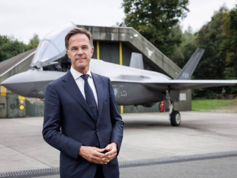 El secretario general de la OTAN, Mark Rutte, posa frente a un avión de combate F-35 durante una actividad vinculada con la preparación y la disuasión de la Alianza.