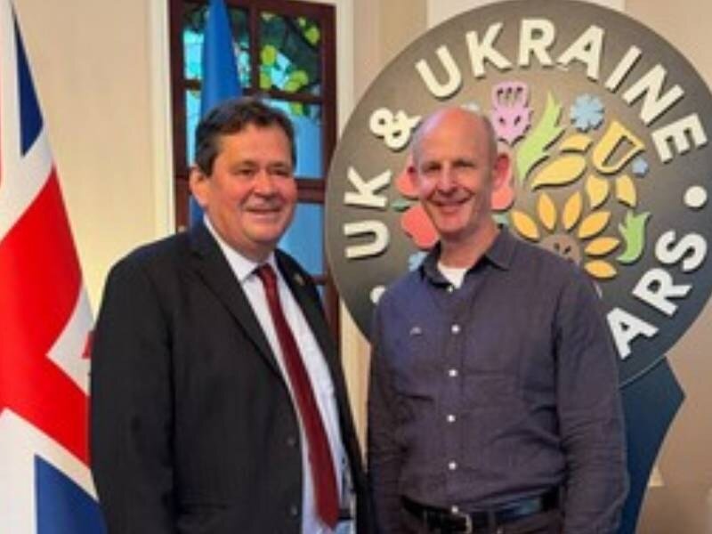 El embajador de Reino Unido en Ucrania, Sir Nail Crompton, junto con el director nacional de armamento de Ucrania, Rupert Pearce.