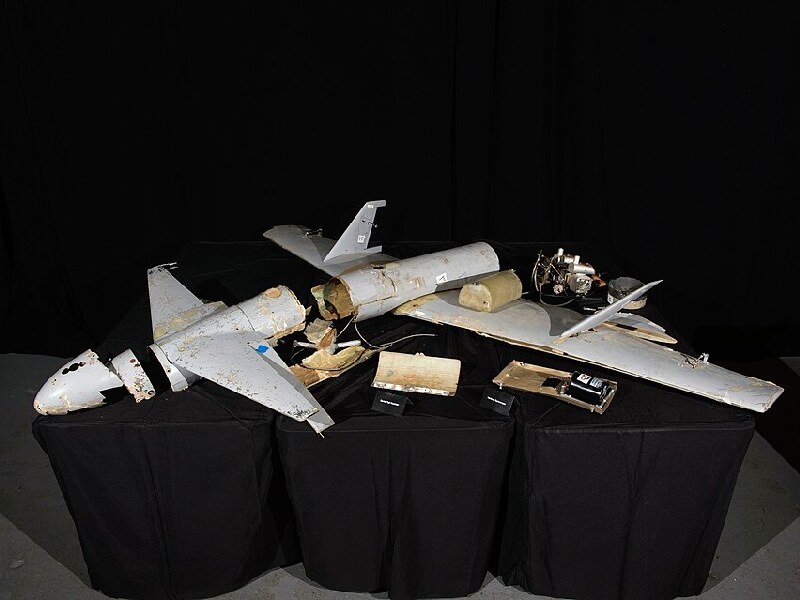 Una exhibición muestra componentes de vehículos aéreos no tripulados iraníes en la Base Conjunta Anacostia-Boling, en Washington D. C., el 2 de mayo de 2018.