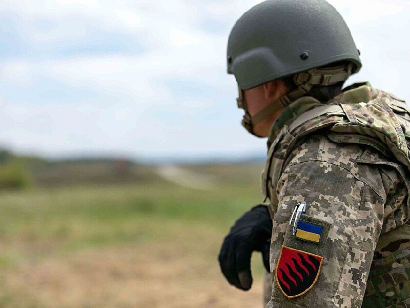 Un soldado ucraniano observa el horizonte durante el entrenamiento en la misión del Grupo de Entrenamiento Multinacional Conjunto - Ucrania, el 3 de mayo de 2022.