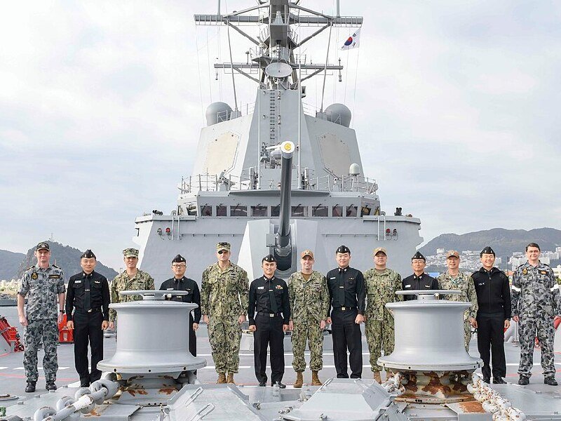 Marinos de Estados Unidos, la República de Corea y la Marina Real Australiana recorren el destructor de guerra antiaérea clase Hobart, el HMAS Hobart.