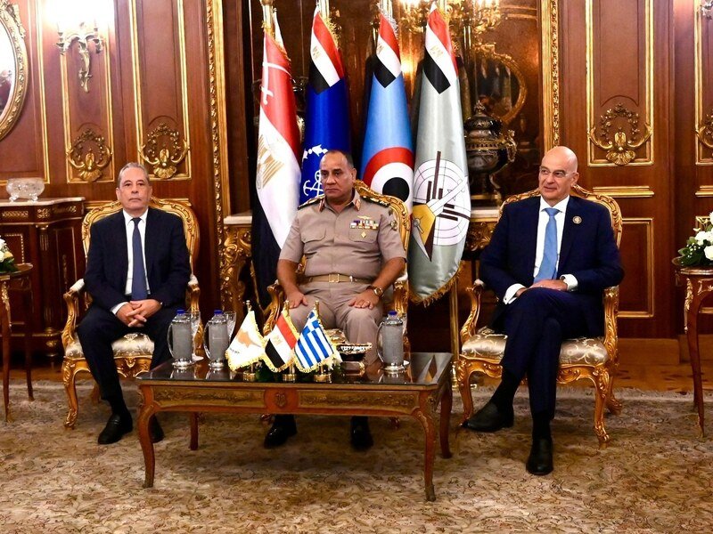 Los ministros de Defensa de Grecia, Egipto y Chipre durante la reunión trilateral de cooperación.
