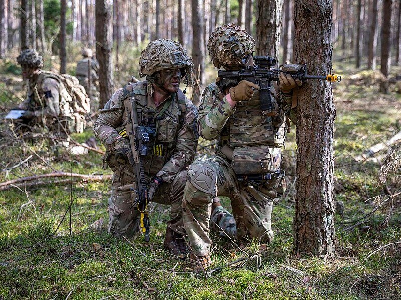 Soldados del Ejército de los Estados Unidos se entrena con el 2do Regimiento Royal Anglian del Ejército Británico.