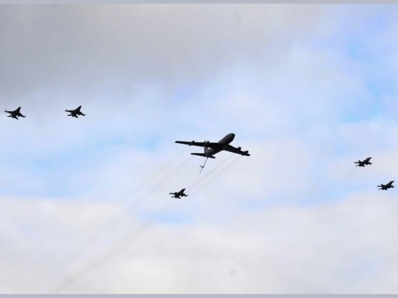 Aviones F- 16 Block 50 y el KC- 135 que realizó las actividades de reabastecimiento  en vuelo, sobrevolando el cielo de Chile.