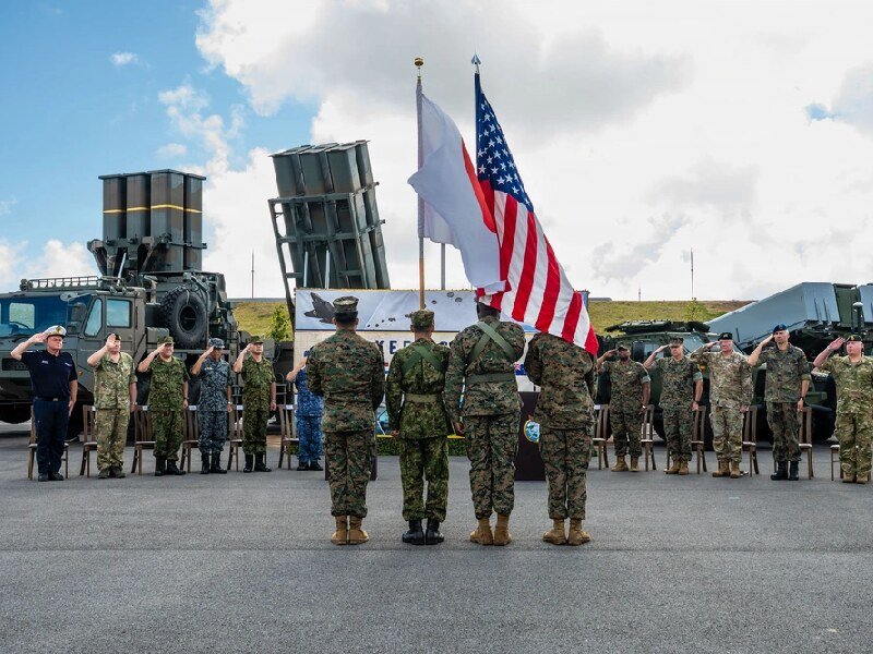 Líderes de diversas naciones saludan a una guardia de honor bilateral durante la interpretación de los himnos nacionales de Japón y Estados Unidos en la ceremonia de apertura del ejercicio Keen Sword 27, celebrada en Ishigaki, Japón, el 19 de octubre de 2