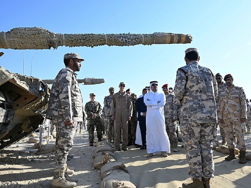 El jeque Saoud bin Abdulrahman bin Hassan bin Ali Al-Thani, y otros altos mandos militares, inspecciona equipo militar durante la demostración con fuego real del ejercicio Ferocious Falcon 6, llevado a cabo en el área de responsabilidad del Mando Central