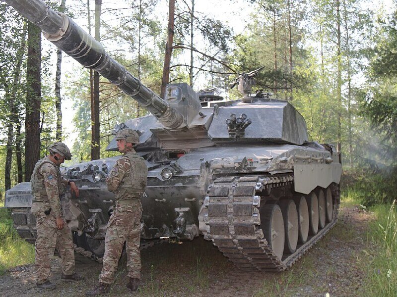 Soldados británicos permanecen junto a su tanque Challenger 2 antes de participar en la fase de operaciones ofensivas durante el desafío Strong Europe Tank Challenge.