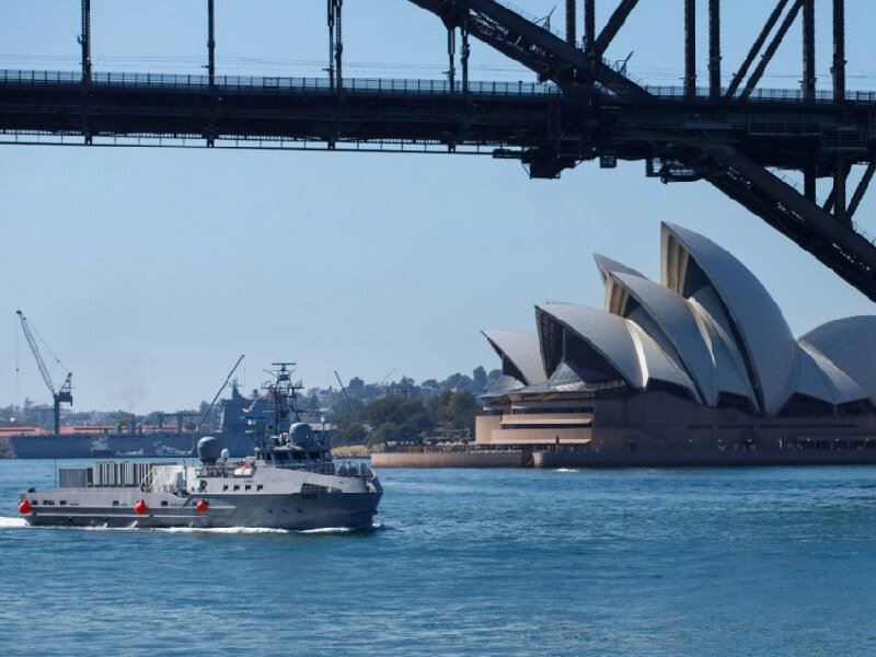 La embarcación de superficie no tripulada Ranger pasa por debajo del puente del puerto de Sídney durante el ejercicio "Integrated Battle Problem".