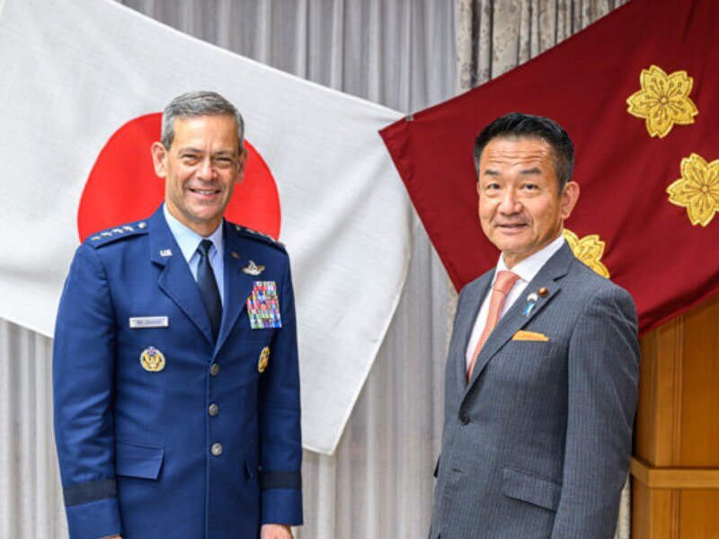 Ministro de Estado de Defensa de Japón, Kiyoshi Odawara, recibió al general Kenneth S. Wilsbach, jefe del Estado Mayor de la Fuerza Aérea de Estados Unidos.