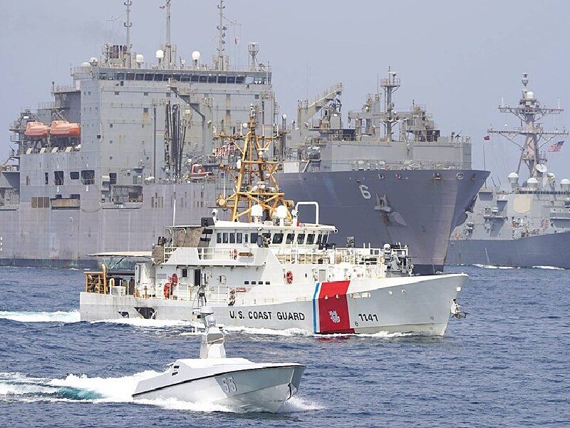 El buque de superficie no tripulado Arabian Fox encabeza la formación, guiando al USS Thomas Hudner, al buque de carga de la clase Lewis and Clark de la Armada USNS Amelia Earhart y al patrullero de la clase Sentinel de la Guardia Costera de los Estados U