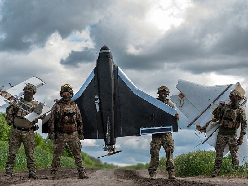 Soldados de la 57.a Brigada Motorizada posan con un vehículo aéreo no tripulado ruso destruido.
