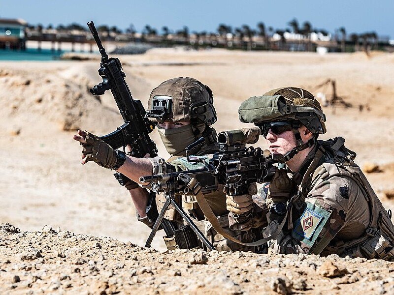 Dos infantes de marina franceses del 3.er Regimiento de Infantería de Marina, armados con un fusil HK416 F (izquierda) y una ametralladora ligera FN Minimi (derecha), durante la misión "Juana de Arco".