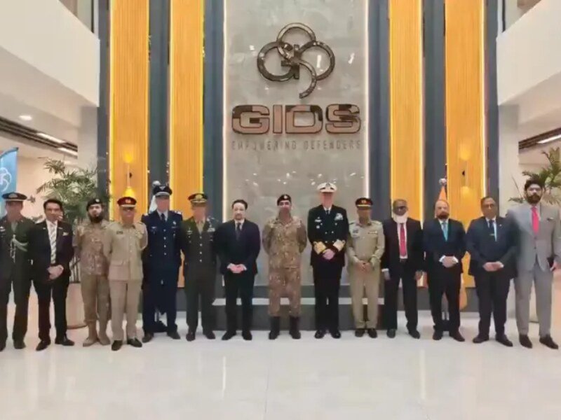 Representantes de las delegaciones brasileña y paquistaní a su llegada a las instalaciones de GIDS, en Pakistán.