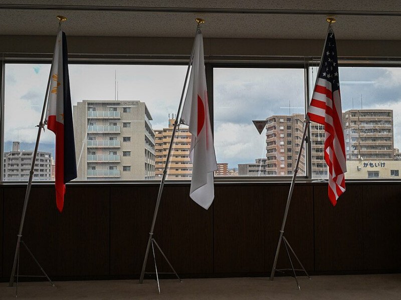 Banderas de Filipinas, Japón y Estados Unidos en el USCGC Stratton, durante su llegada a Kagoshima, en Japón.