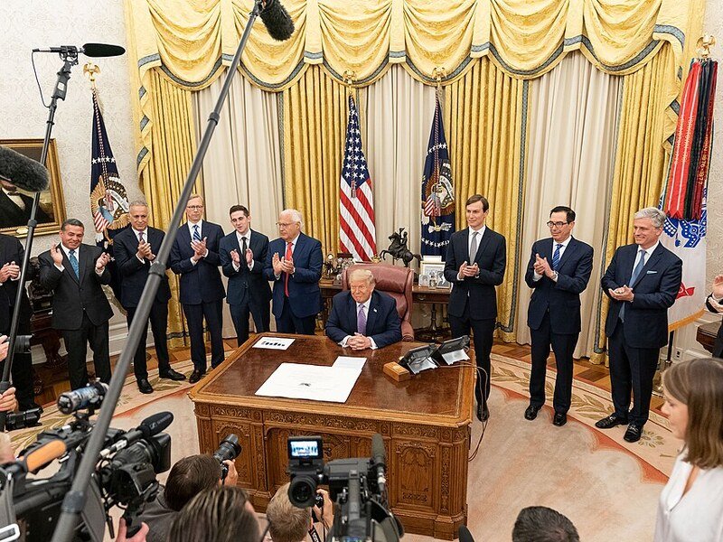 El presidente Donald J. Trump, acompañado por altos funcionarios de la Casa Blanca, hace una declaración para anunciar el acuerdo de normalización plena de las relaciones entre Israel y los Emiratos Árabes Unidos el jueves 13 de agosto de 2020.