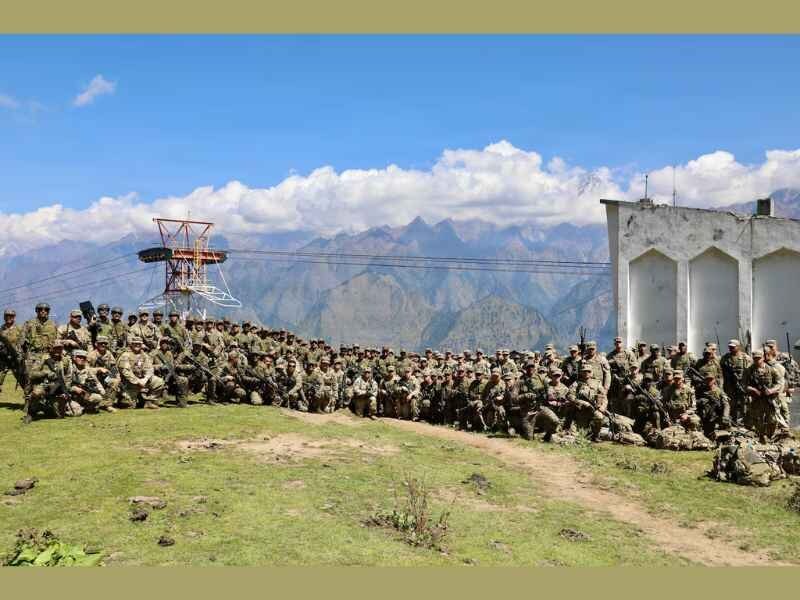 Soldados estadounidense e indios luego de haber realizado un ataque aéreo combinado cerca de Auli, India, durante el ejercicio Yudh Abhyas 2026.