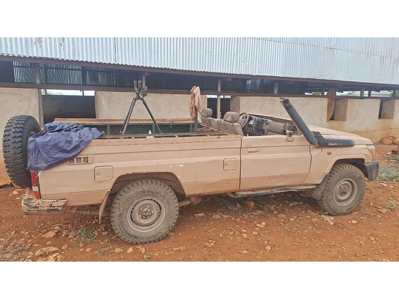 Camioneta abandonada por los atacantes. Este vehículo es el más utilizado para transporte de personas y maniobras tácticas en Somalía.