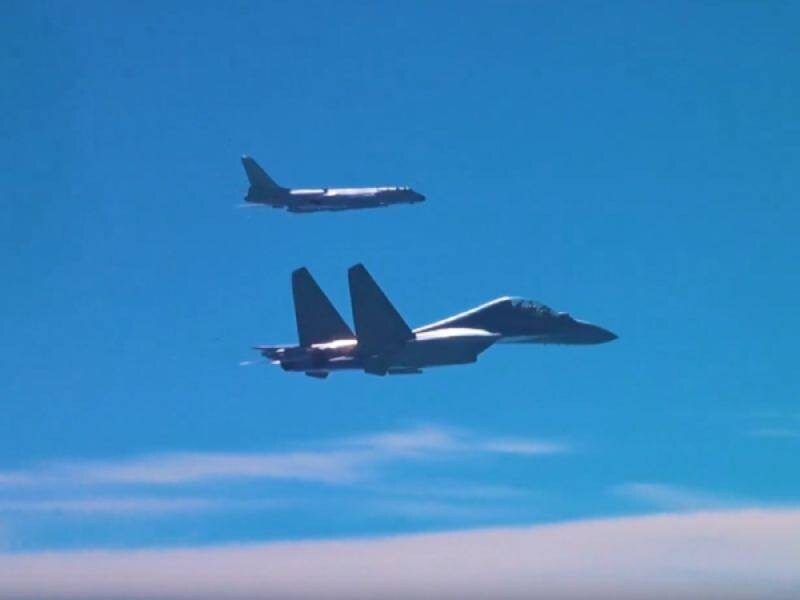 Aeronaves del Teatro Sur de Operaciones del Ejército Popular de Liberación realizan una patrulla aérea conjunta en las inmediaciones de Huangyan Dao, en el mar de China Meridional.