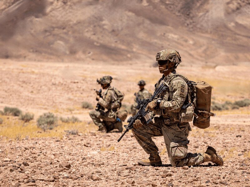 Un paracaidista del Ejército de los Estados Unidos durante un ejercicio de fuego real en Oriente Medio.