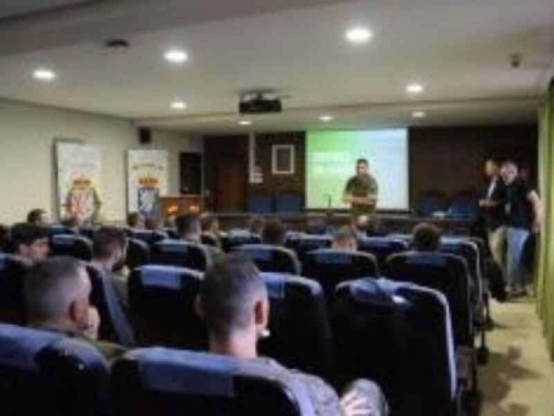 Soldados del Ejército de Tierra español durante su formación para el empleo de UAS y C-UAS.