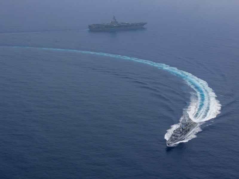 El buque HMS Perth durante una operación de reabastecimiento al portaaviones de la clase Nimitz, USS Abraham Lincoln de EUA, en el mar de China Meridional, el 21 de septiembre.