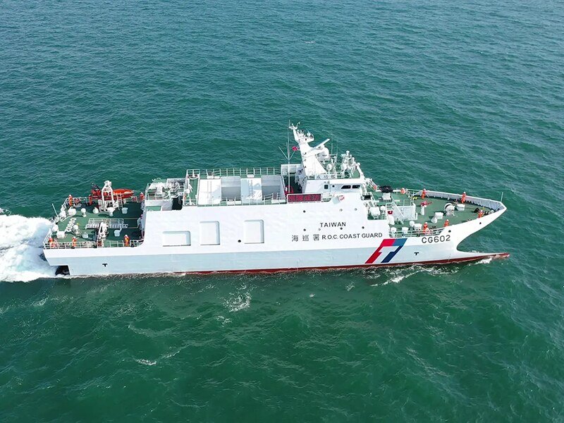 El segundo buque de la clase Anping, el Chenggong (CG-602), durante las pruebas en el mar. Obsérvese el espacio destinado a los lanzadores de misiles antibuque.