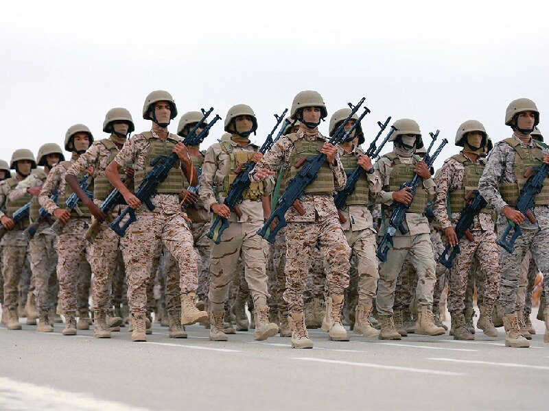 Nuevos cadetes de las Fuerzas Armadas yemeníes desfilan durante su graduación.