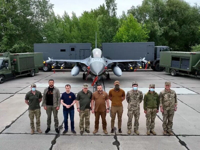 F-16 ucraniano con su complejo móvil montado sobre camión.