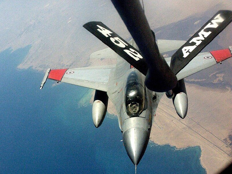 Un caza F-16 Fighting Falcon de la Fuerza Aérea de Egipto se prepara para establecer contacto con un KC-135 Stratotanker de la Base de la Reserva Aérea March durante un ejercicio de reabastecimiento en vuelo.
