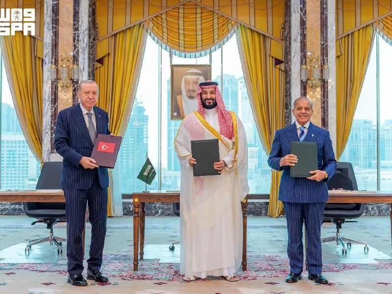 Foto grupal de la firma del Acuerdo de La Meca del 7 de agosto de 2026.