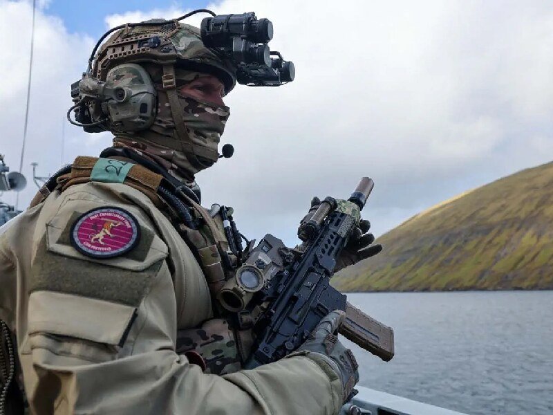 Royal Marine realizando adiestramiento de abordaje durante el ejercicio Leon Protector, en las islas Feroe.
