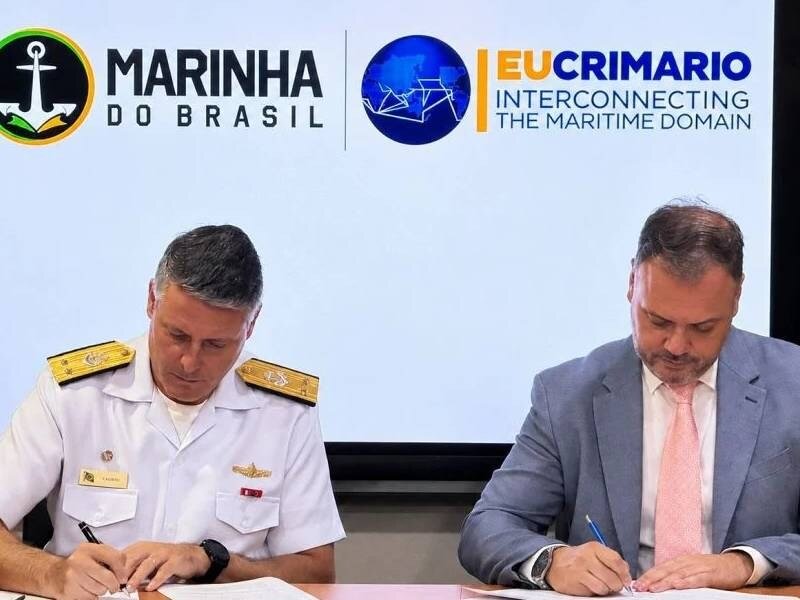 Autoridad de la Marina de Brasil junto al representante de EUCRIMARIO durante la firma del memorándum