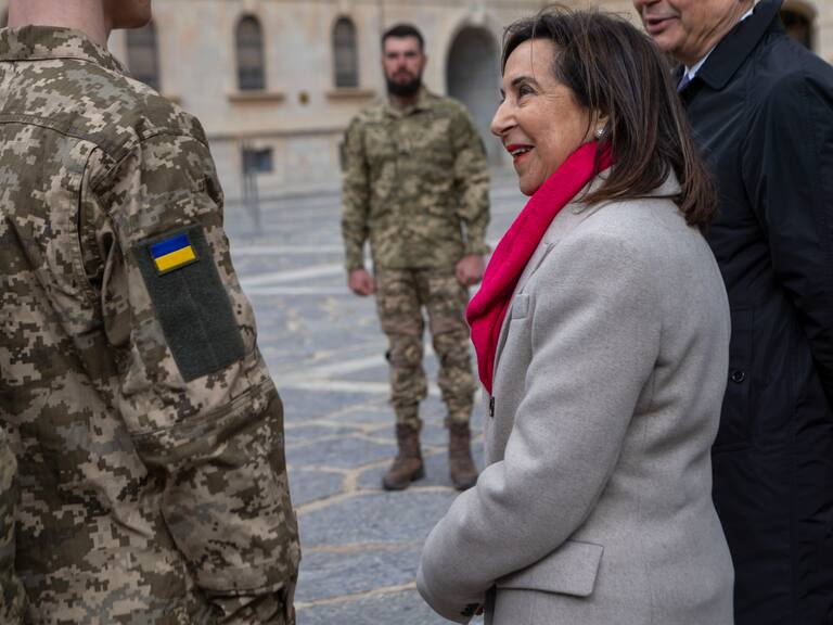 La ministra de Defensa recorrió la misión EUMAM en Toledo - Más de 8.000 combatientes ucranianos han recibido ya formación en España